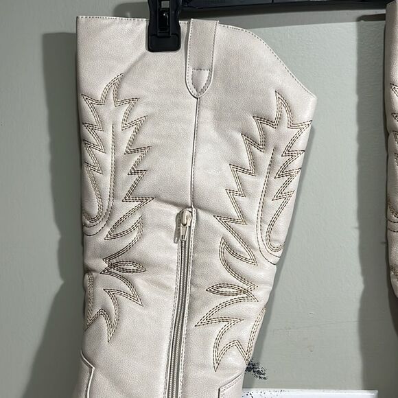 Sexy Size 12 High Heeled Western Boots. Off White/Bone Color. - Picture 5 of 11